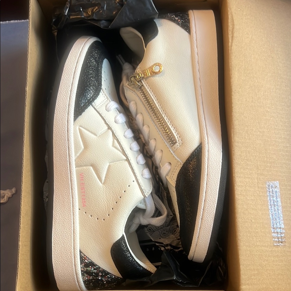 New in Box Vintage Havana Classy VHK White & Black Sneakers Glitter Accent Sz 8